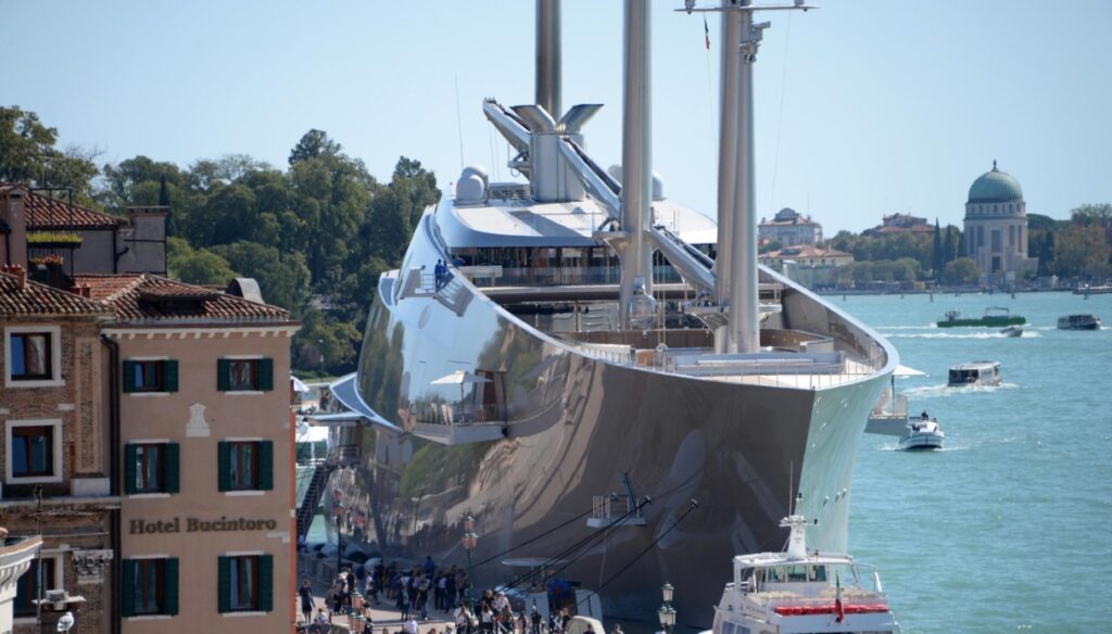 sanzioni ue: nave russa sequestrata con carico di ferro, approfondimenti sulle misure europee e implicazioni commerciali.